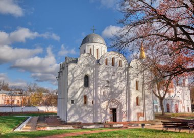 Borisoglebsky Katedrali Sonbaharda parkta