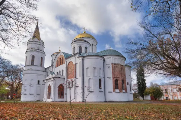 Sonbaharda parkta Şekil Değiştirme Katedrali