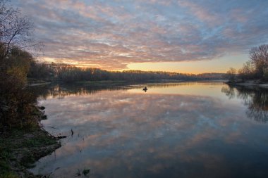 Nehrin üzerinde gün doğumu
