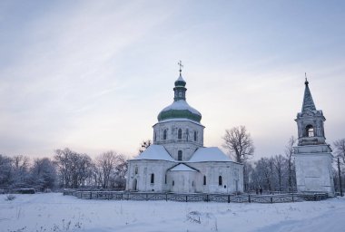 Karla kaplı ağaçlarla kaplı kış manzarası