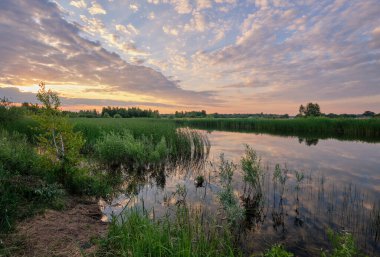 Nehrin üzerinde gün doğumu
