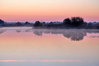 Nehrin üzerinde gün doğumu
