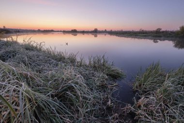Nehrin üzerinde gün doğumu