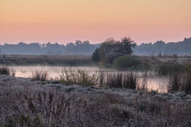 Nehrin üzerinde gün doğumu