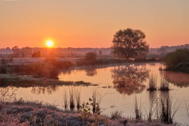 Nehrin üzerinde gün doğumu
