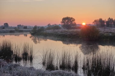 Nehrin üzerinde gün doğumu