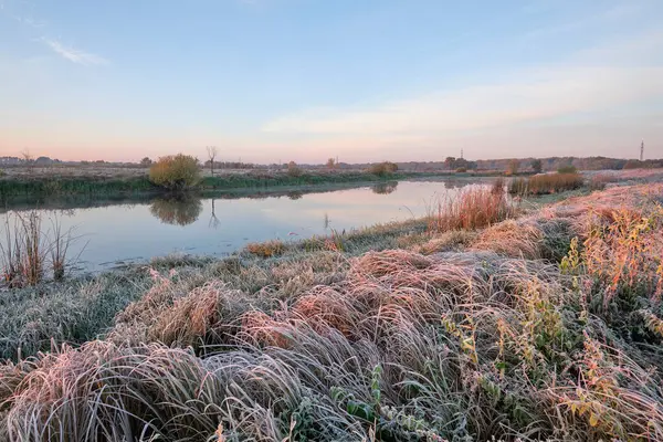 Nehrin üzerinde gün doğumu