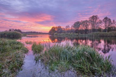 Nehrin arkasında mor şafak.