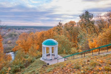 Glibova 'nın taraçası nehrin üstündeki sonbahar parkında..