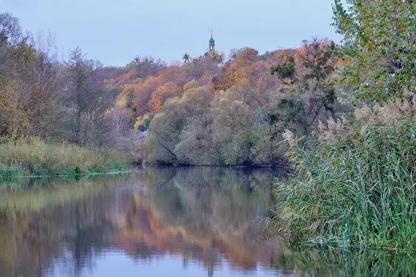 Nehrin arkasında renkli şafak.