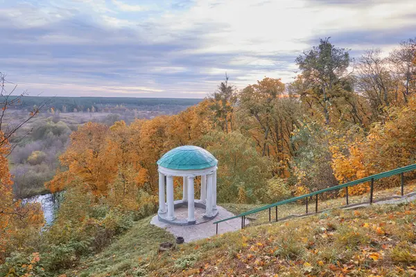 Glibova 'nın taraçası nehrin üstündeki sonbahar parkında..