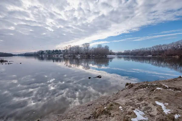 Vazonun yanında duran elbiseli bir kız.