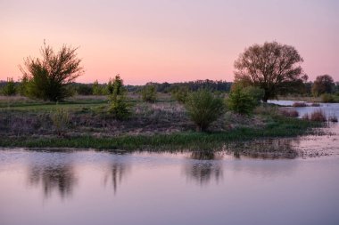 Gölün üzerinde soğuk şafak.