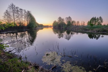 Gölde bahar şafağı.
