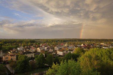 Bahar yağmurundan sonra gökyüzünde gökkuşağı.