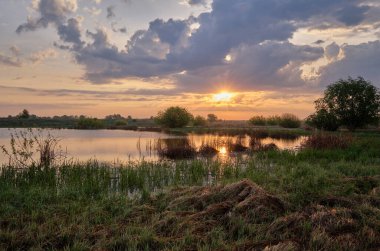 Gölün üzerinde puslu bir şafak.