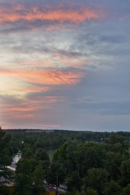 Pencerenin dışında yağmur yağıyordu..