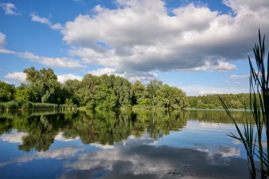 Gölün üzerindeki bulutlarla sessiz bir akşam..