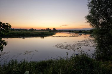 Gölde temmuz şafağı.