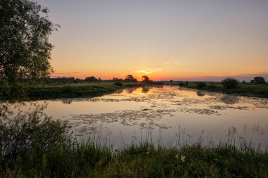 Gölde temmuz şafağı.