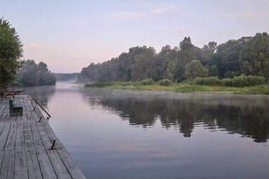 Nehrin üzerinde sisli gün doğumu