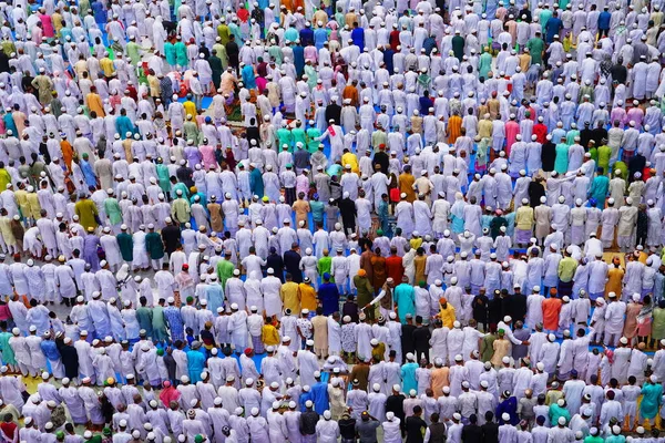 在印度西孟加拉邦的一座清真寺里 成千上万的穆斯林正在进行他们神圣的开斋节祈祷 — 图库照片