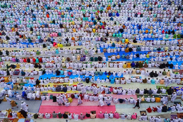Binlerce Müslüman, Hindistan 'ın Batı Bengal kentindeki bir camide bayram namazı kılıyor..