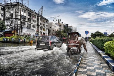 Kolkata 'da sağanak yağmur nedeniyle bütün yollar su doludur..