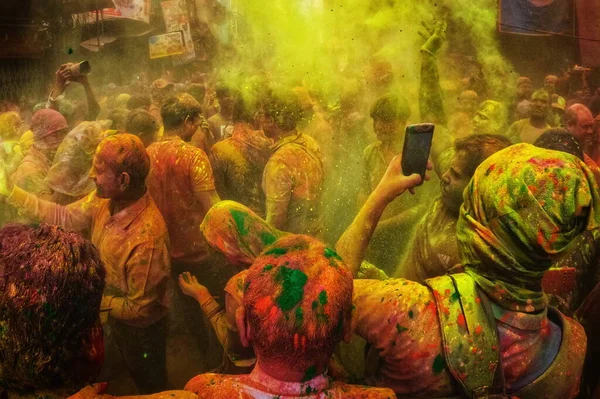 İnsanlar Kolkata, Hindistan 'da Holi' nin renkli festivalini kutluyorlar..