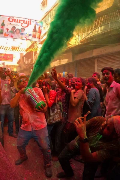 İnsanlar Kolkata, Hindistan 'da Holi' nin renkli festivalini kutluyorlar..