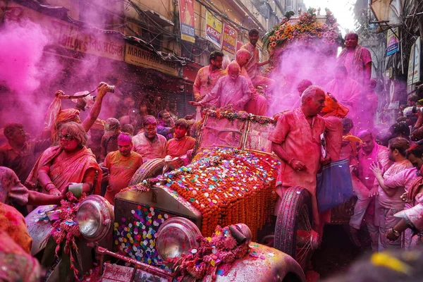 İnsanlar Kolkata, Hindistan 'da Holi' nin renkli festivalini kutluyorlar..