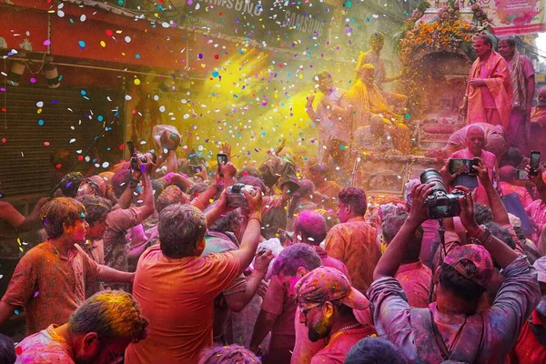 İnsanlar Kolkata, Hindistan 'da Holi' nin renkli festivalini kutluyorlar..
