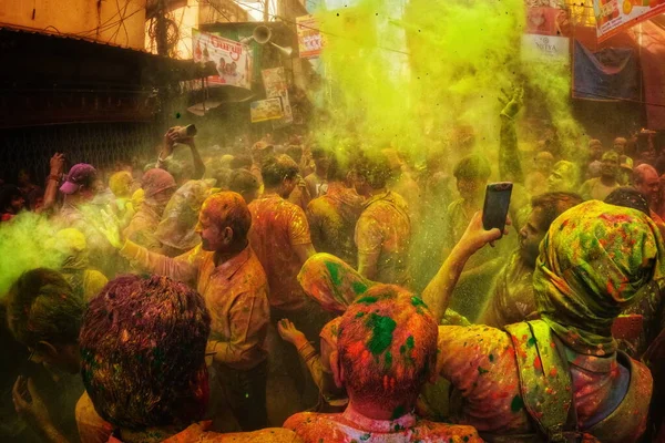 İnsanlar Kolkata, Hindistan 'da Holi' nin renkli festivalini kutluyorlar..