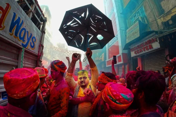 İnsanlar Kolkata, Hindistan 'da Holi' nin renkli festivalini kutluyorlar..