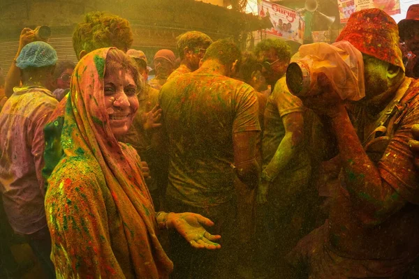 İnsanlar Kolkata, Hindistan 'da Holi' nin renkli festivalini kutluyorlar..