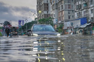 Hindistan 'ın bu muson sezonunda Kolkata' daki şiddetli yağmurlar nedeniyle bütün ana yollar su doludur..