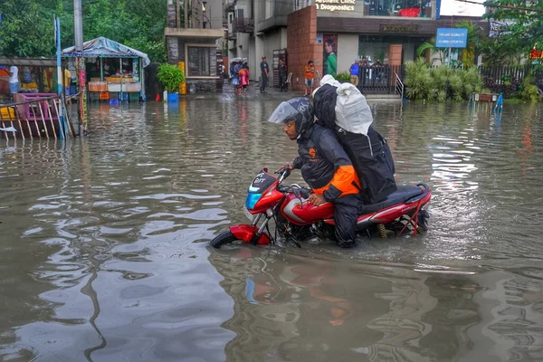 Hindistan 'ın bu muson sezonunda Kolkata' daki şiddetli yağmurlar nedeniyle bütün ana yollar su doludur..