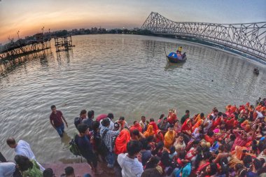 İnsanlar Kolkata, Hindistan sokaklarında Chhas 'ı kutluyorlar..