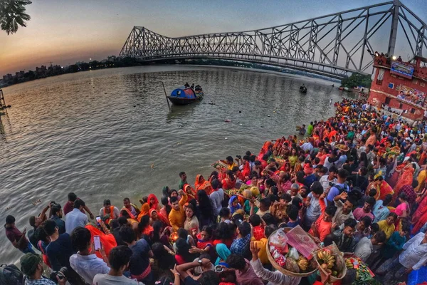 İnsanlar Kolkata, Hindistan sokaklarında Chhas 'ı kutluyorlar..