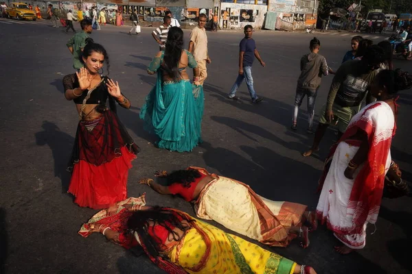 İnsanlar Kolkata, Hindistan sokaklarında Chhas 'ı kutluyorlar..