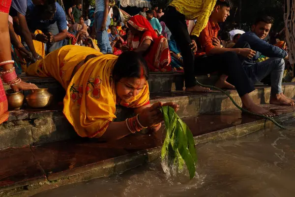 人々は インドのコルカタの通りでチェンテを祝います — ストック写真