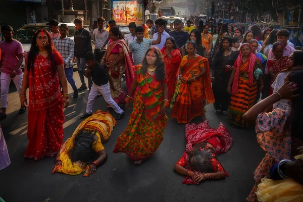 İnsanlar Kolkata, Hindistan sokaklarında Chhas 'ı kutluyorlar..