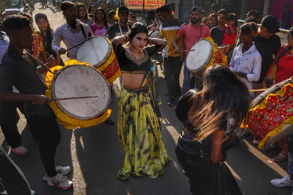 İnsanlar Kolkata, Hindistan sokaklarında Chhas 'ı kutluyorlar..