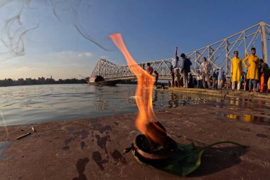 İnsanlar Kolkata, Hindistan 'da Chhas Puja festivali sırasında Chhas Puja ayinleri yapıyorlar..