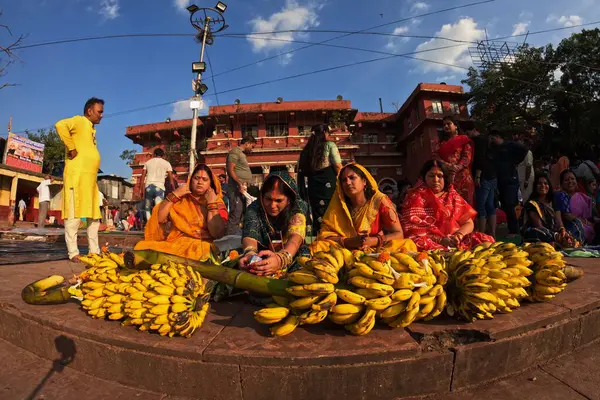 İnsanlar Kolkata, Hindistan 'da Chhas Puja festivali sırasında Chhas Puja ayinleri yapıyorlar..