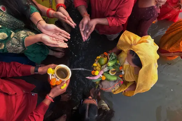 İnsanlar Kolkata, Hindistan 'da Chhas Puja festivali sırasında Chhas Puja ayinleri yapıyorlar..