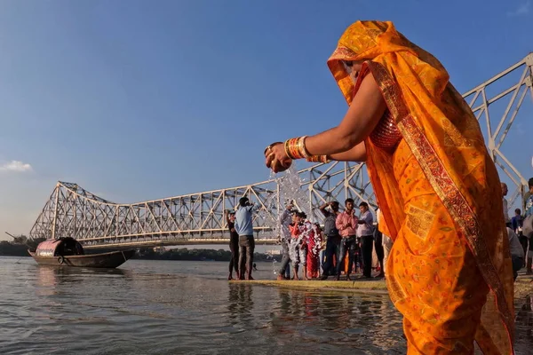 İnsanlar Kolkata, Hindistan 'da Chhas Puja festivali sırasında Chhas Puja ayinleri yapıyorlar..