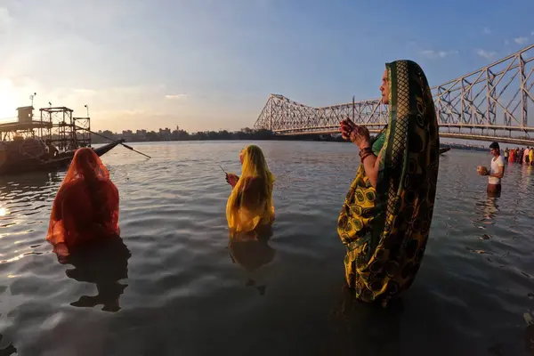 İnsanlar Kolkata, Hindistan 'da Chhas Puja festivali sırasında Chhas Puja ayinleri yapıyorlar..