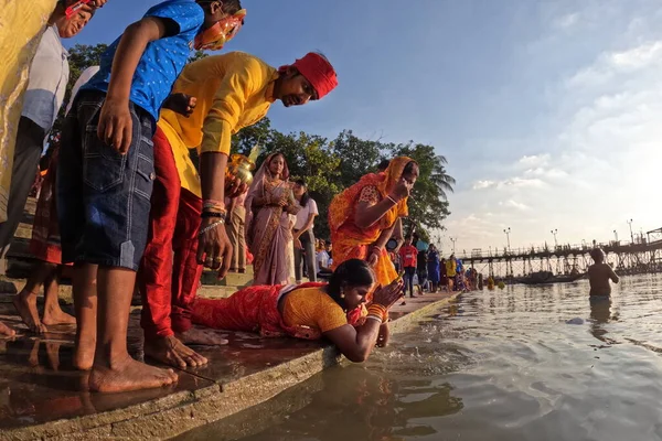 İnsanlar Kolkata, Hindistan 'da Chhas Puja festivali sırasında Chhas Puja ayinleri yapıyorlar..