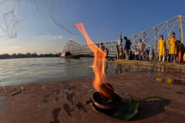 İnsanlar Kolkata, Hindistan 'da Chhas Puja festivali sırasında Chhas Puja ayinleri yapıyorlar..